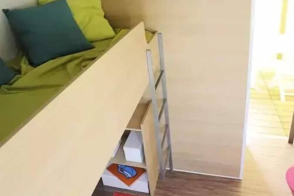 Tithome (sans sanitaire) Plus de confort que la toile de tente et que la caravane (près des sanitaires) 4 personnes in Saint-Jean-du-Gard, Parc national des Cévennes