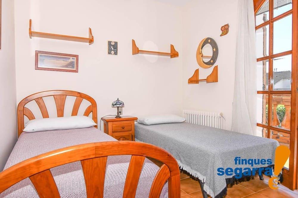 Villa con gran jardín y piscina, al lado de la playa in Roda de Bará, Costa Dorada