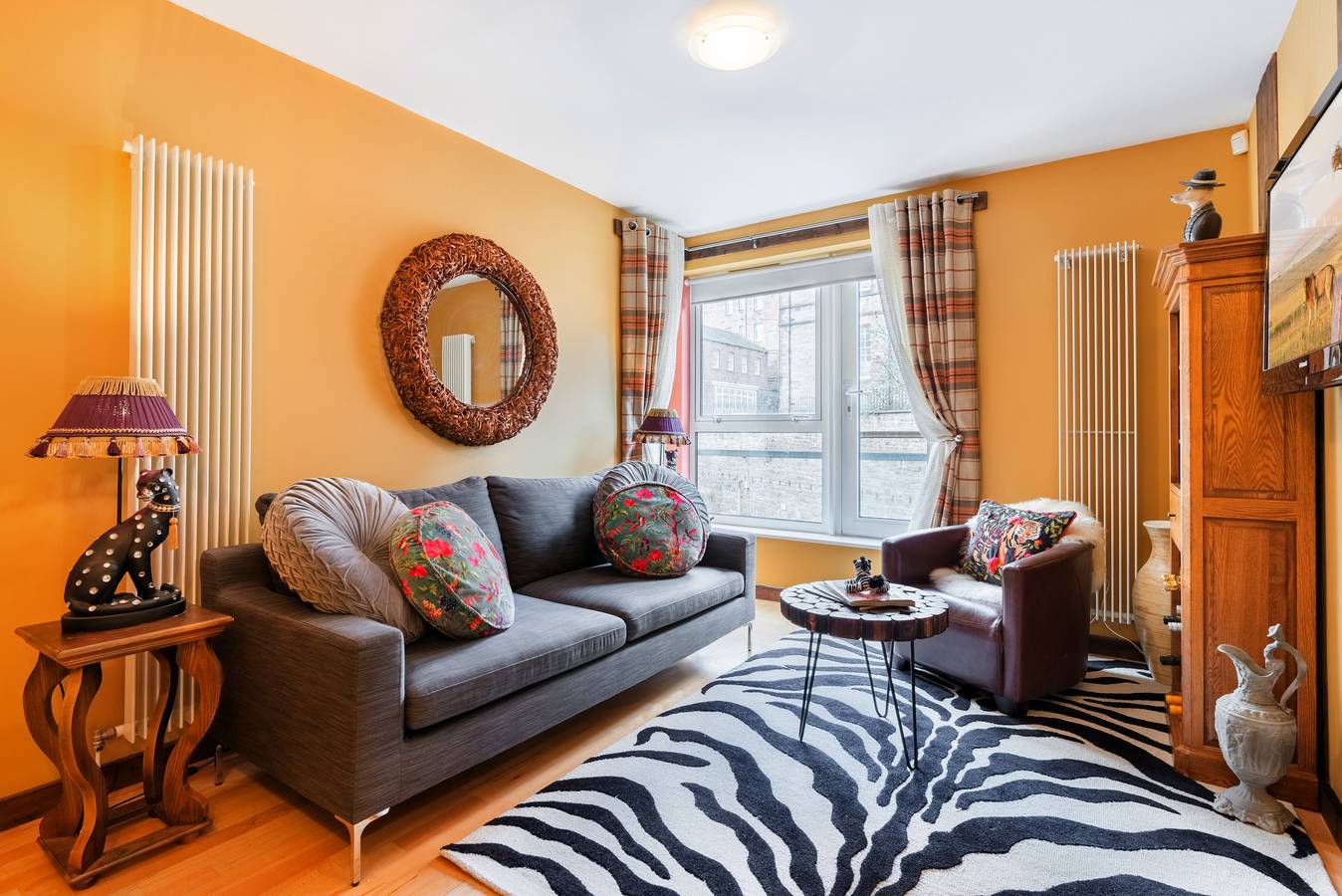 Entire vacation apartment, Quirky 1 Bedroom Apartment next to Holyrood Palace in Edinburgh, Edinburgh and Lothian