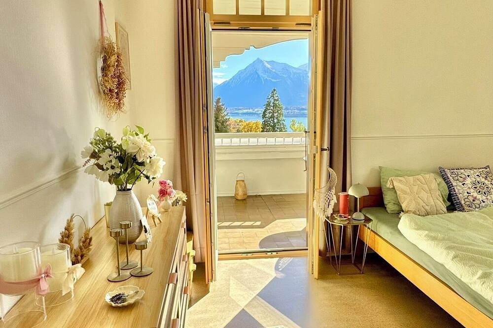 Geräumiges Chalet mit atemberaubender See- und Bergsicht mit grossem Garten in Thun, Thunersee