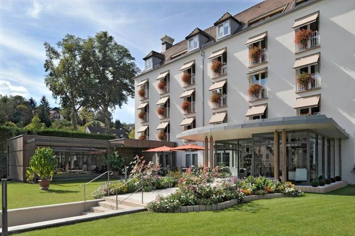 Hôtel, avec Terrasse et Jacuzzi ainsi que Jardin et Piscine à Niederbronn-les-Bains - 3