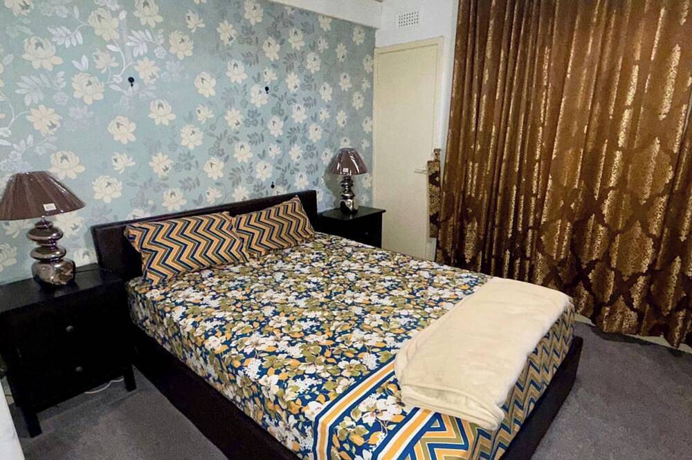 Entire apartment, 2 Bedroom Apartment - Sleeps 4, Wifi, Free Parking in Glasgow, Greater Glasgow and Clyde Valley