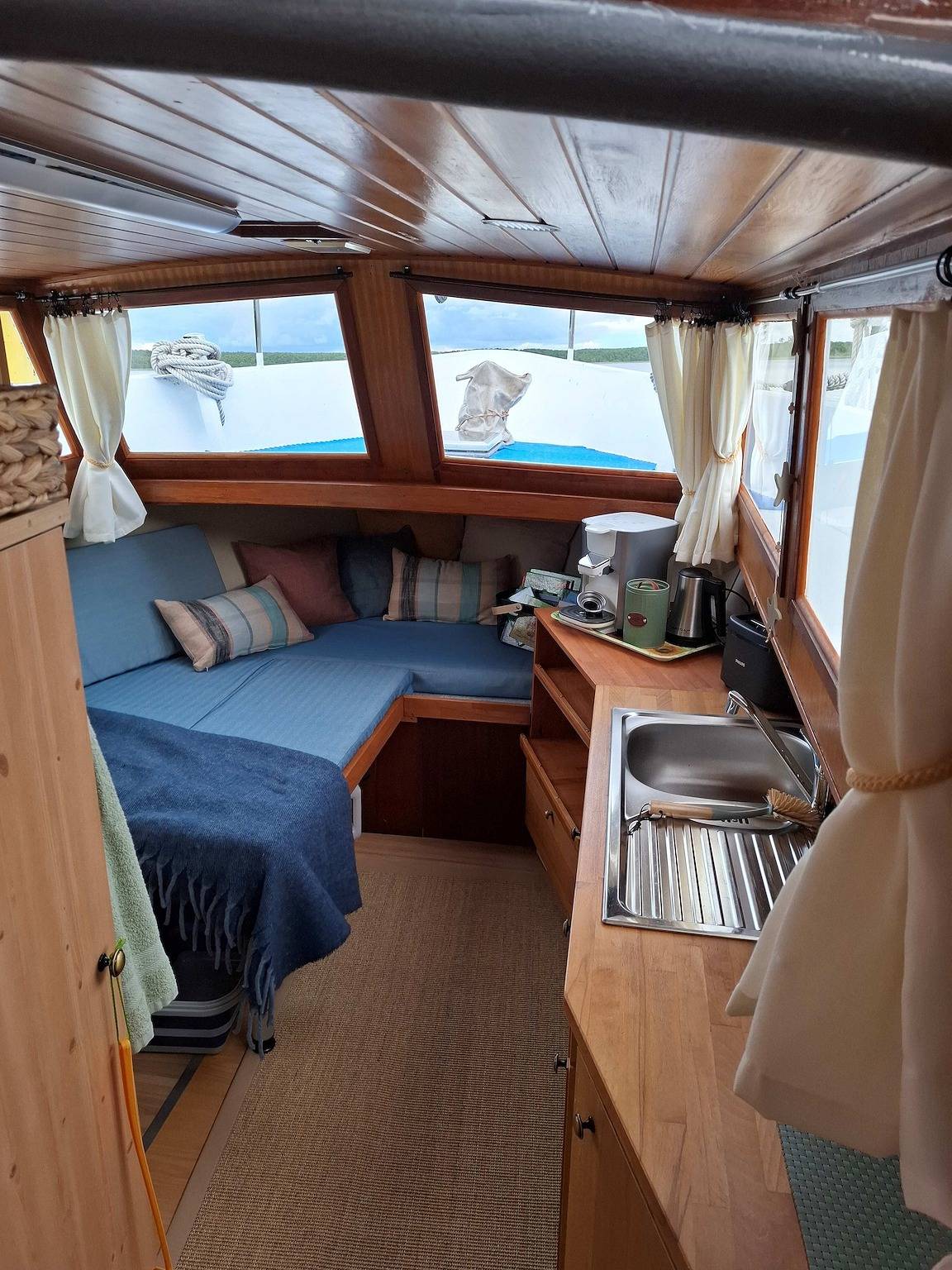 Hausboot 'Helena' mit Blick auf den See in Wesenberg, Mecklenburg-Strelitz