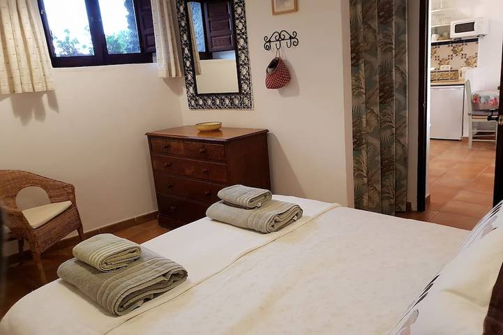 Apartamento con jardín en el corazón del campo, cerca de pueblos locales. in Pórtugos, Cordillera Penibética