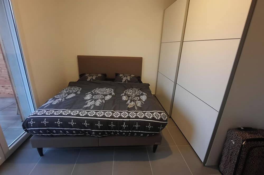 Appartement entier, Appartement  avec terrasse et vue montagnes à 900 mètres du centre ville a pied in Vence, Région de Cannes