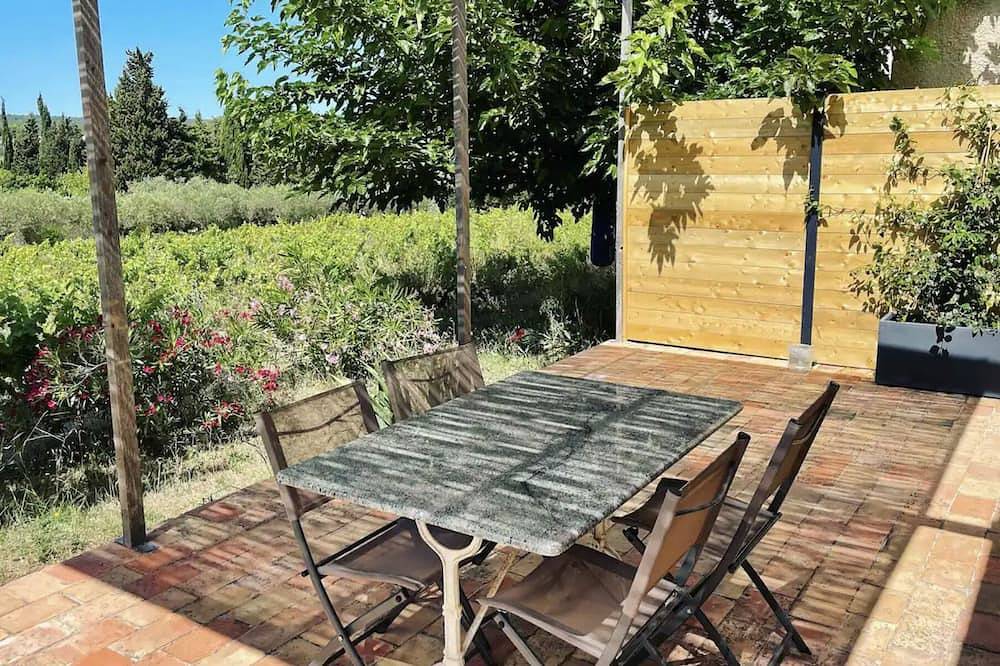 Bohemian Sausset, between vineyards and sea in Martigues, Istres region