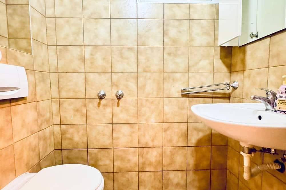 Charming Villa Stay | Garden & Parking Included in Floridsdorf, Wien