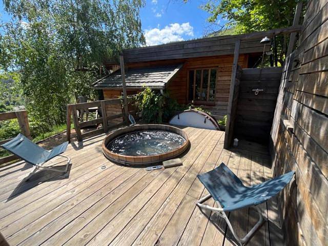 Gîte pour 4 personnes, avec Terrasse ainsi que Jacuzzi et Vue à Sainte-Croix-Vallée-Française