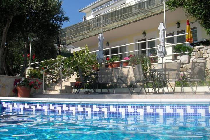 Apartamento entero, Villa en Podgora con piscina, vista al mar, ubicación tranquila, para 2-6 personas, Wifiiv gratis in Podgora, Rivera de Makarska