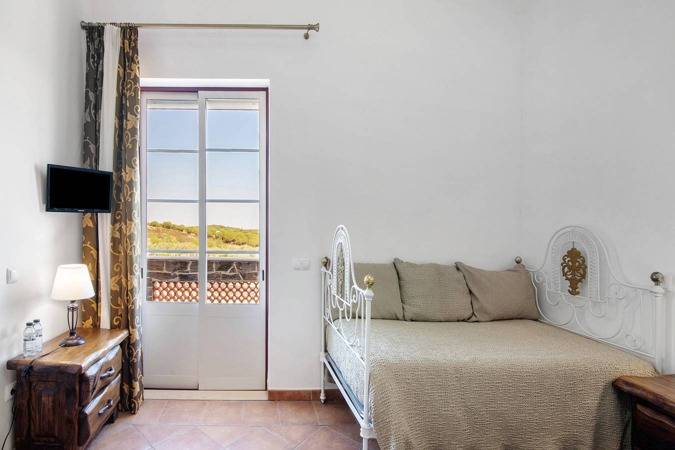 Quarto 'Quarto Castanho-Vista Campo-C Pátio' com Piscina Partilhada, Wi-Fi e Ar Condicionado in Mértola, Distrito de Beja