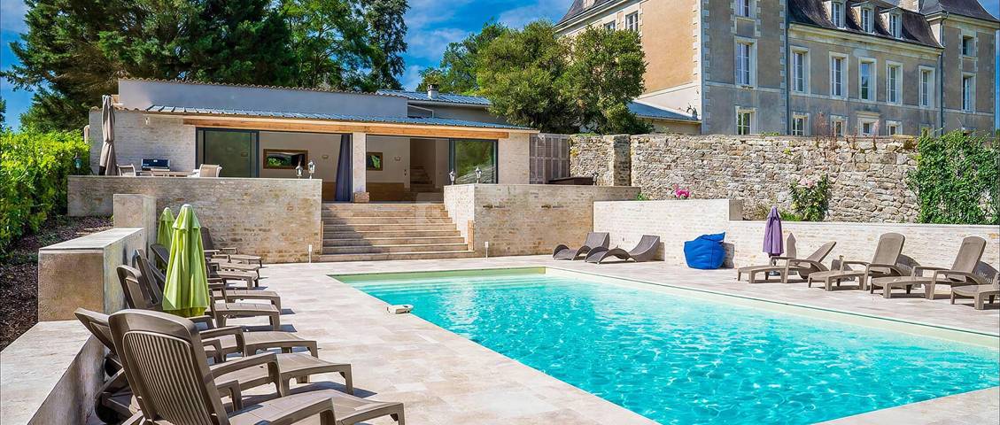Château pour 91 personnes avec piscine in Benest, Charente
