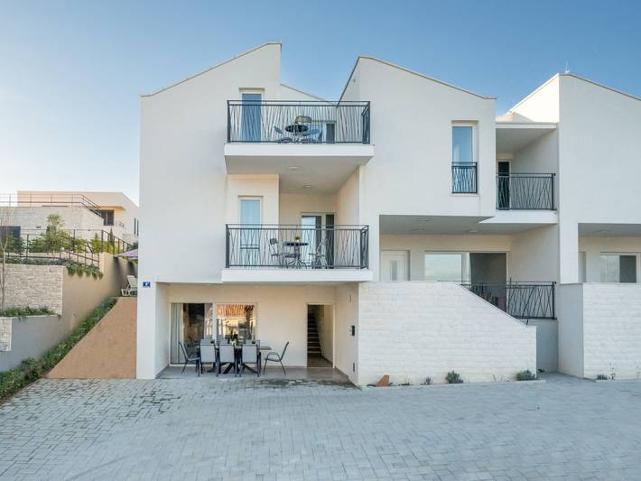 Ferienhaus für 10 Personen, mit Garten und Balkon in Nin