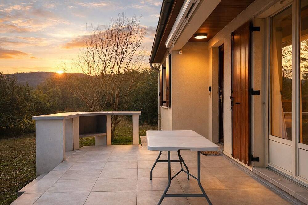Maison rénovée lumineuse | garage | extérieur in Les Assions, Parc national des Cévennes
