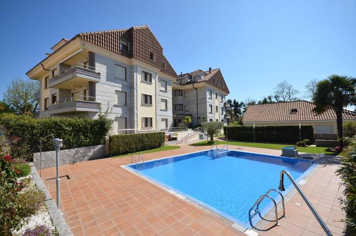 Apartamento para 5 personas, con vistas y piscina además de terraza y jardín en Portonovo