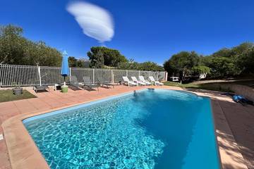 Location de vacances pour 12 personnes, avec jardin ainsi que terrasse et jacuzzi, animaux acceptés dans Pinarellu