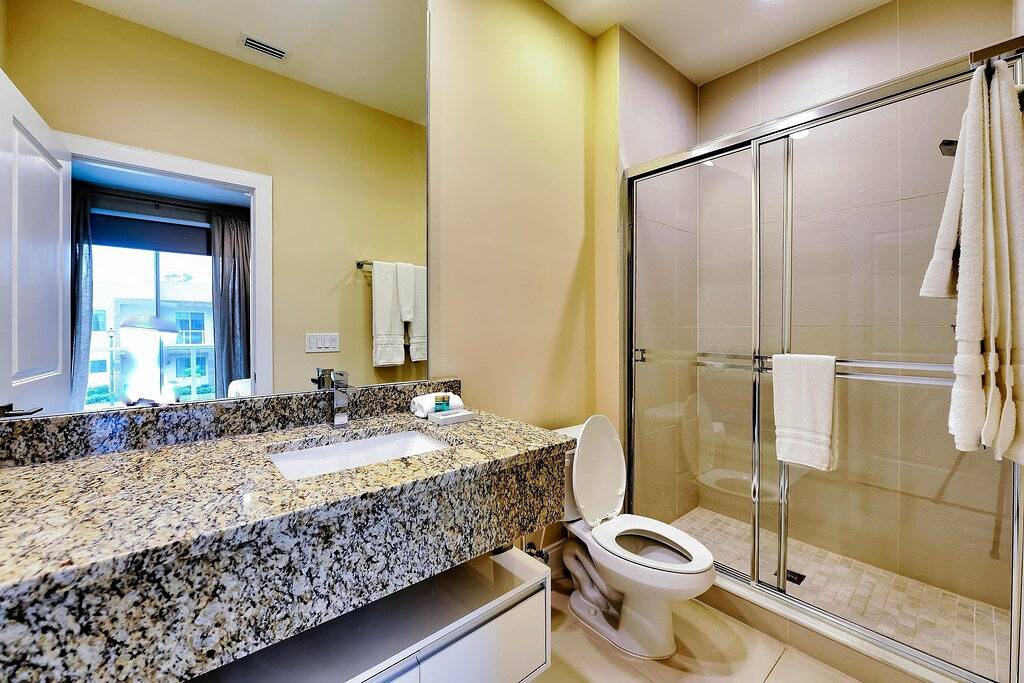 Beautiful Townhome Overlooking The Lake And The Pool in Disney World