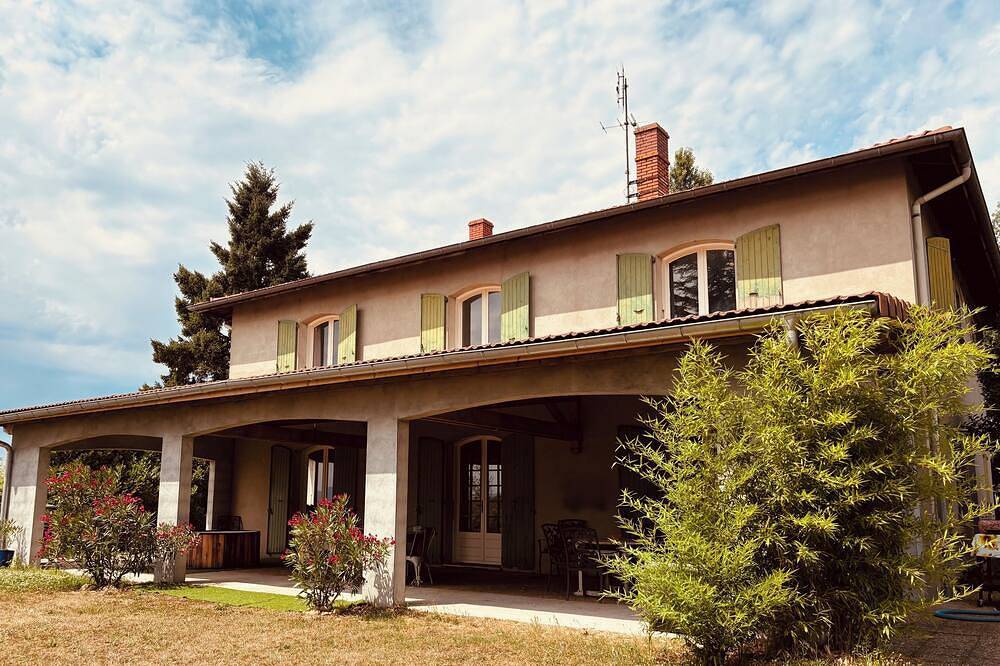 Villa unique pour fetes de famille, soiree Karaoke, Dj, musique // Spa & Piscine in Lapeyrouse-Mornay, Région de Valence