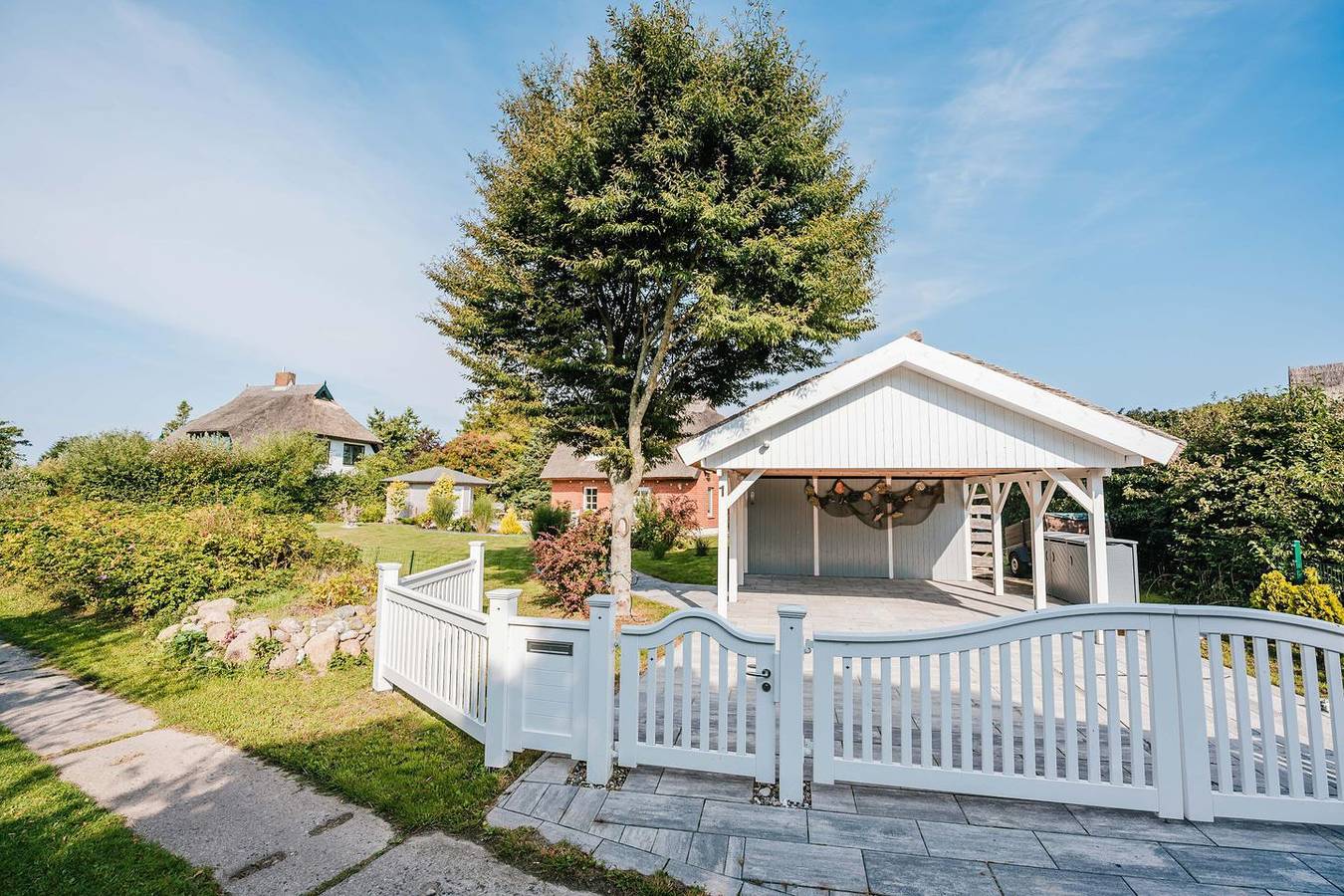 „An der Schlehe“ – strandnahes Reetdach-Ferienhaus an Rügens Ostseeküste in Dranske, Rügen