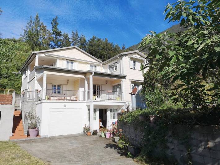 Chambre d’hôte pour 3 personnes, avec terrasse ainsi que vue et jardin