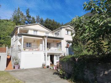Chambre d’hôte pour 3 personnes, avec jardin ainsi que terrasse et vue à Salazie