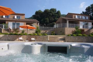 Gîte pour 6 personnes, avec jacuzzi ainsi que jardin et piscine à Sartène