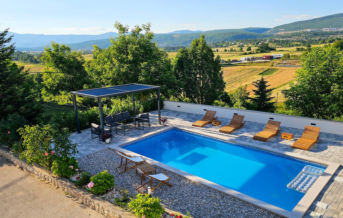 Reizende 2-Zimmer-Wohnung mit Pool, WLAN und Terrasse in der Nähe des Flusses Ričina in Imotski, Makarska Riviera