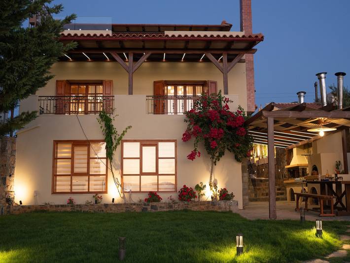Villa for 10 people, with pool and hot tub as well as terrace and garden in Crete