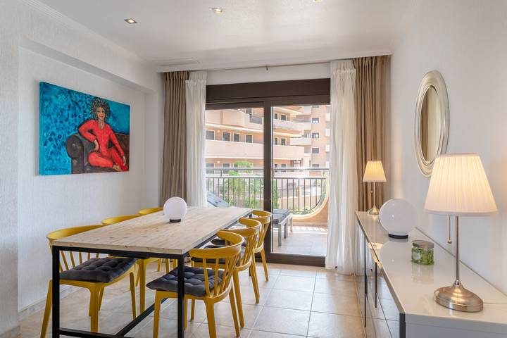 Apartamento entero, Apartamento 'Luxury Flat Beach Resort Sea View' con piscina compartida, Wi-Fi y aire acondicionado. in Los Arenales del Sol, Elche