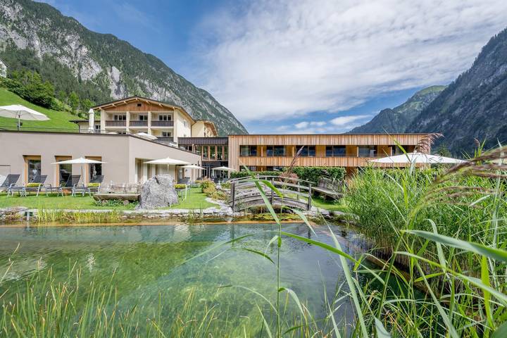 Hôtel pour 4 personnes, avec Balcon et Terrasse ainsi que Jardin et Piscine à Brand