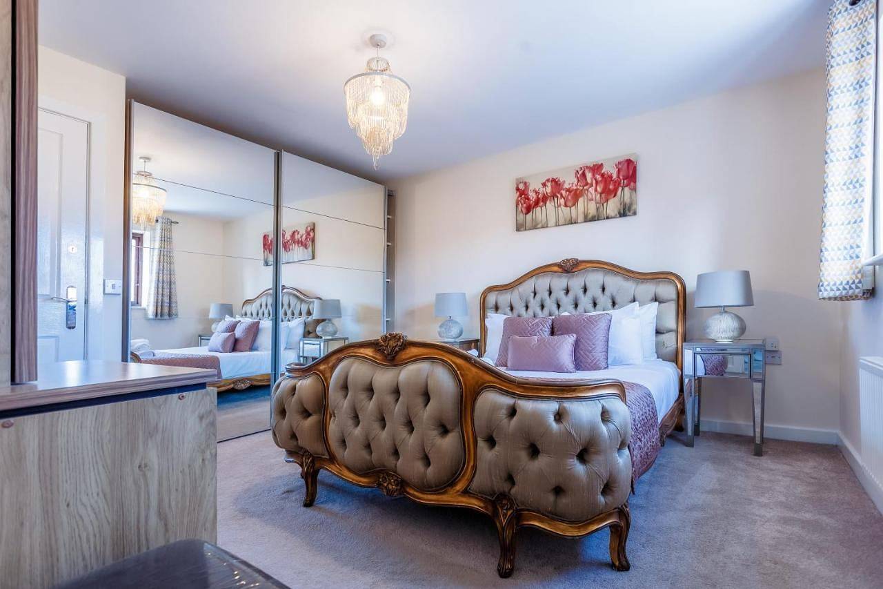 10 Guests - 5 Bedrooms - Free Parking - Lux House in Milton Keynes, Zuidoost Engeland