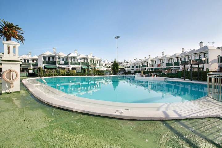 Entire apartment, Holiday Home Dunaflor Gemelo 2 with Shared Pool, Terrace & Wi-Fi in Campo Internacional, San Bartolomé de Tirajana