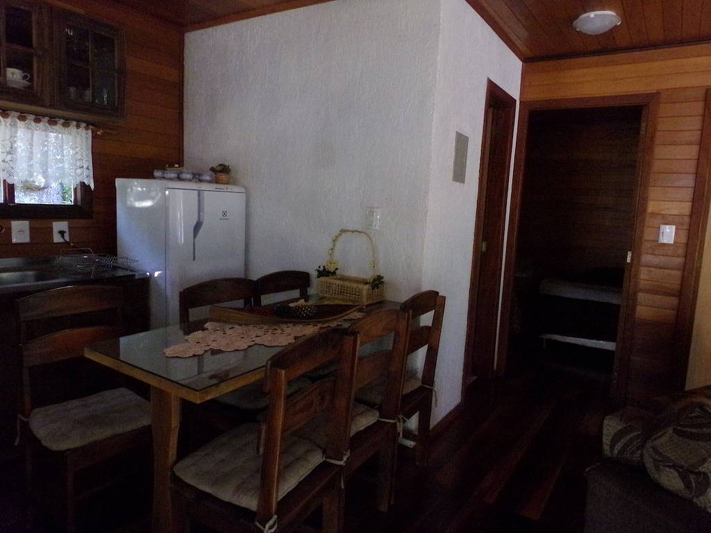 Weißes Schneechalet in der Gebirgsrasenecke in Gramado, Rio Grande do Sul