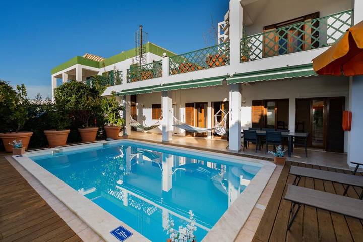 Villa for 9 people, with Balcony and Terrace as well as Garden and Pool in Faro