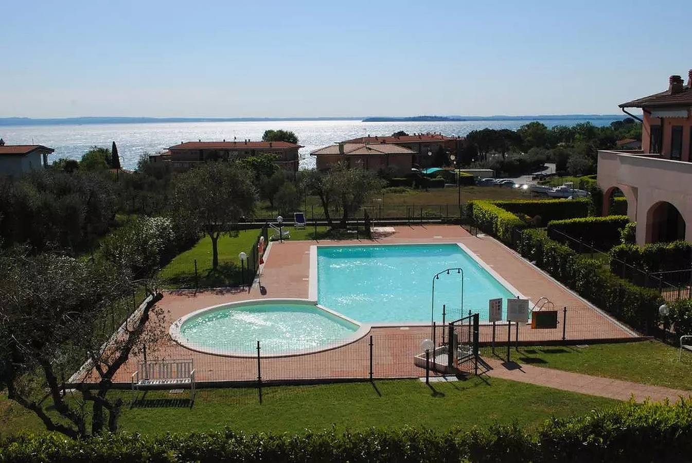 Ganze Wohnung, Ferienwohnung 'Il Riflesso Sul Lago' mit Blick auf den See, Gemeinschaftspool und Wlan in Manerba Del Garda, Gardasee-Berge