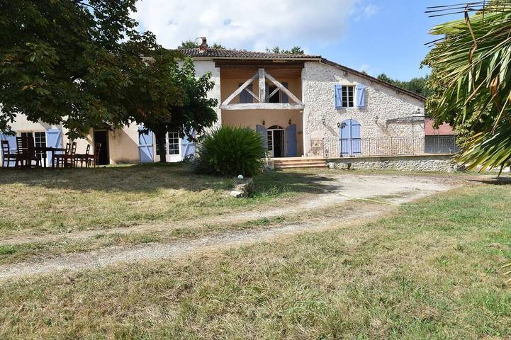 Gîte pour 15 personnes, avec Jacuzzi ainsi que Terrasse et Jardin