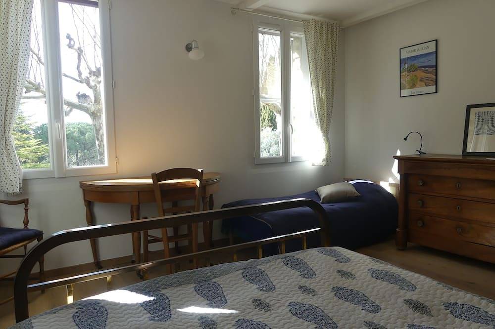 Provencal house ten minutes walk from Lourmarin at the foot of the Luberon in Lourmarin, Parc naturel régional du Luberon