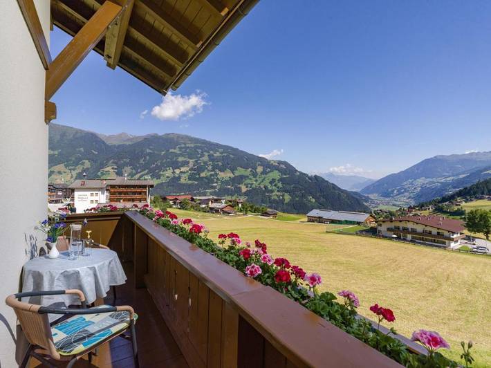 Ferienhaus für 8 Personen, mit Balkon und Terrasse sowie Garten und Ausblick in Hainzenberg