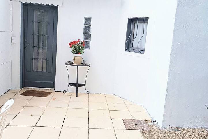 The house around the fig tree in Aramon, Nimes und Umgebung