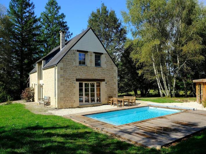 Location de vacances pour 6 personnes, avec Terrasse ainsi que Jardin et Piscine à Auriac