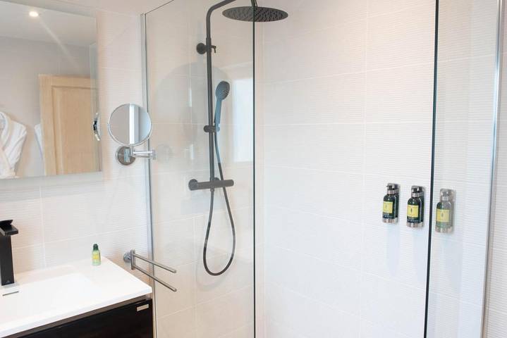 Hôtel pour 2 personnes, avec jardin et sauna ainsi que jacuzzi et piscine à Niozelles - 4