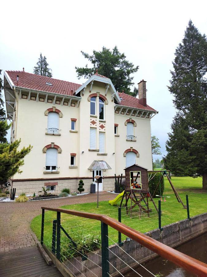 Gîte pour 13 personnes, avec jardin et vue, animaux acceptés dans Beauménil