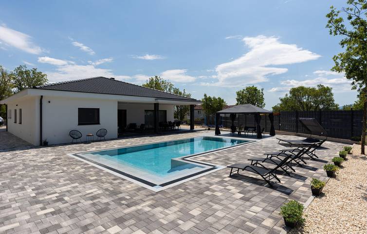 Gemütliche 2-Zimmer-Wohnung mit beheiztem Pool in der Nähe des Stadtzentrums von Imotski in Imotski, Makarska Riviera