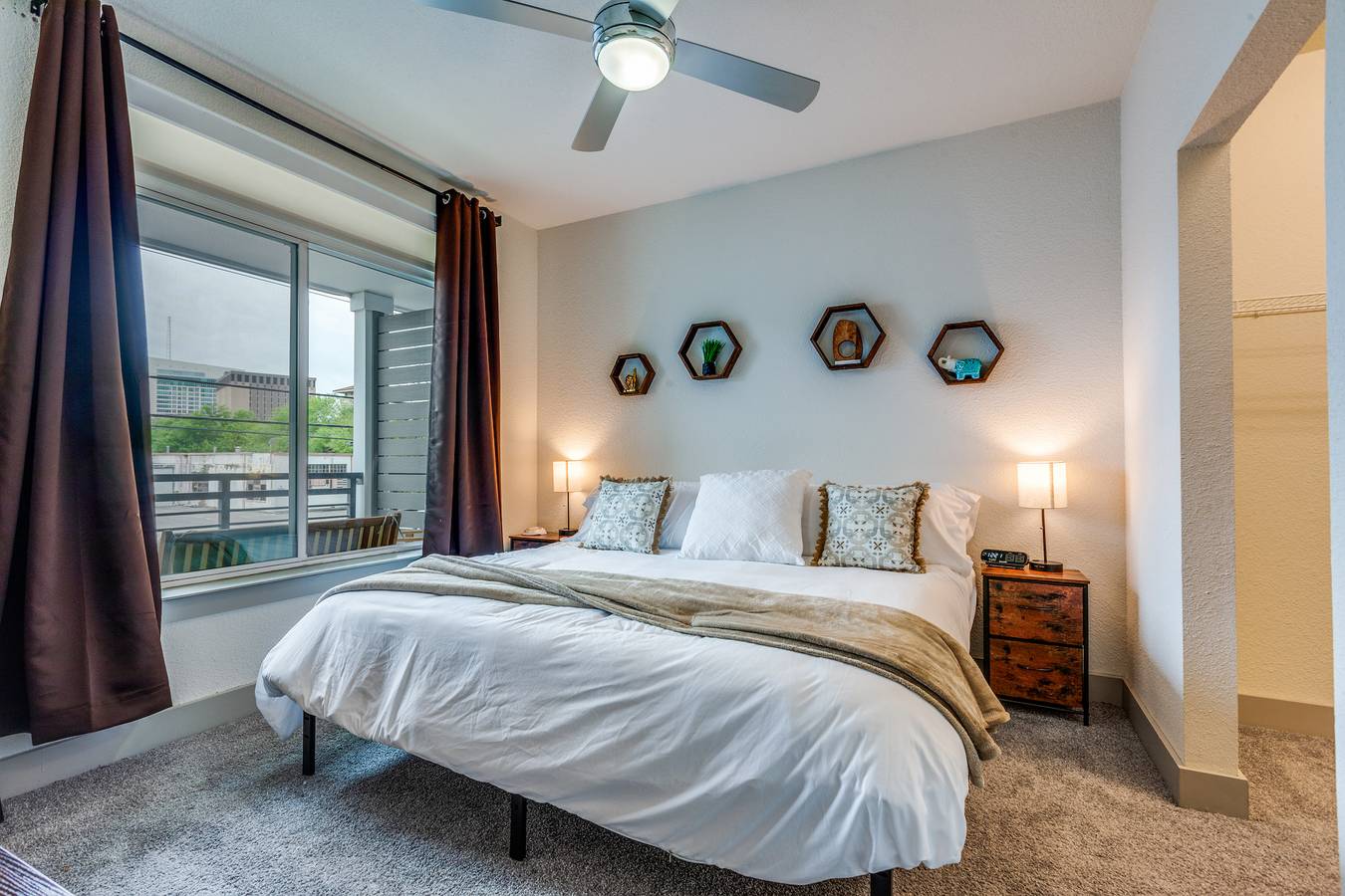 Geheel appartement, Riverwalk Apt Pool, Gym, King Bed & Free Parking in San Antonio, Bexar County