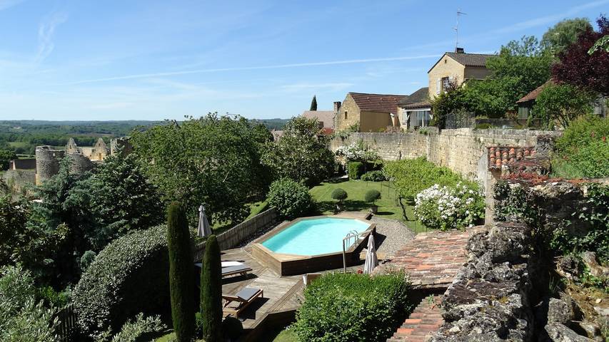 Gîte pour 4 personnes, avec piscine ainsi que jardin et terrasse