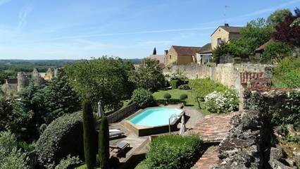 Gîte pour 4 personnes, avec terrasse ainsi que piscine et jardin à Domme