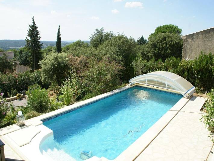 Location de vacances pour 3 personnes, avec piscine et jacuzzi ainsi que terrasse et jardin à Saint-Maximin (Nimes)