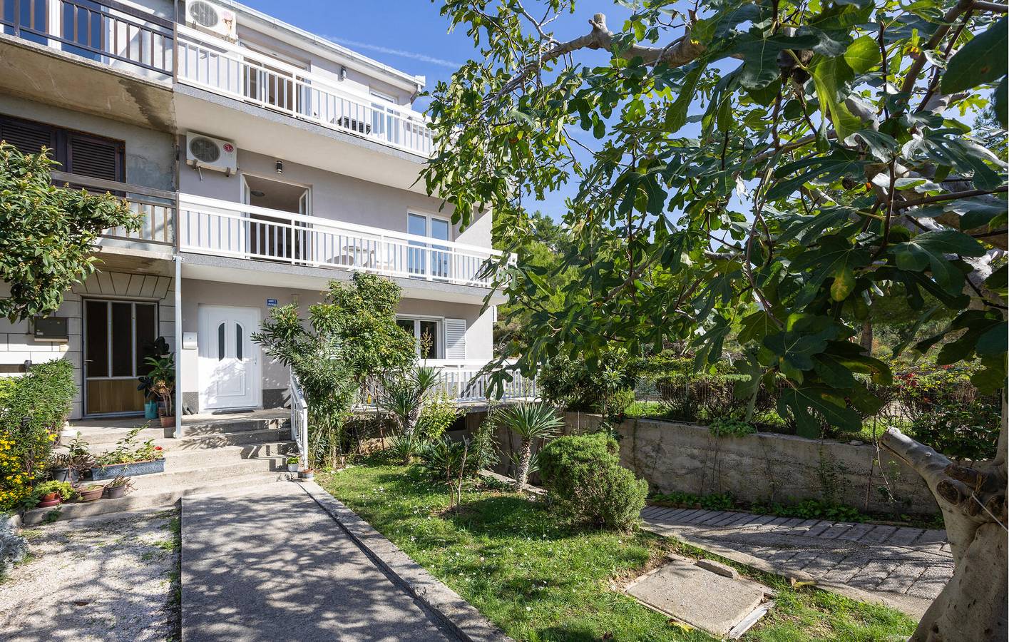 Ganze Ferienwohnung, Charmantes Apartment mit Terrasse, WLAN, Parkplatz, 600 m vom Strand entfernt in Lokva Rogoznica, Omis-Riviera