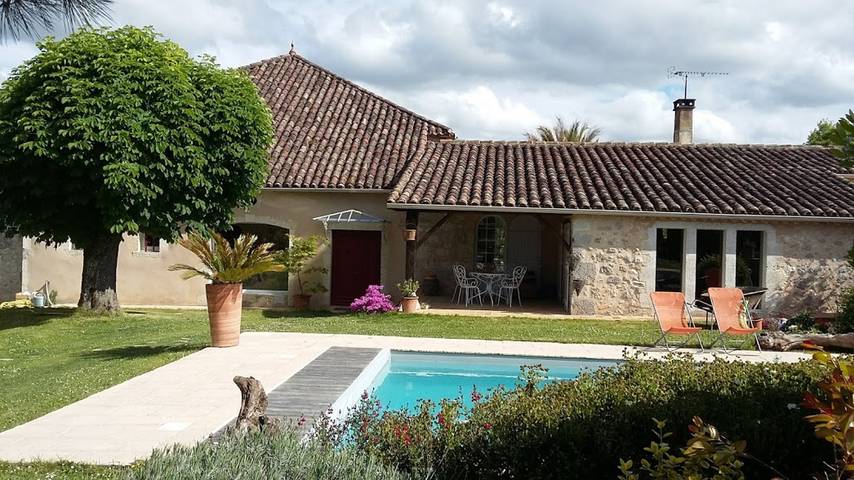 Gîte pour 4 personnes, avec terrasse et piscine à Castéra-Lectourois