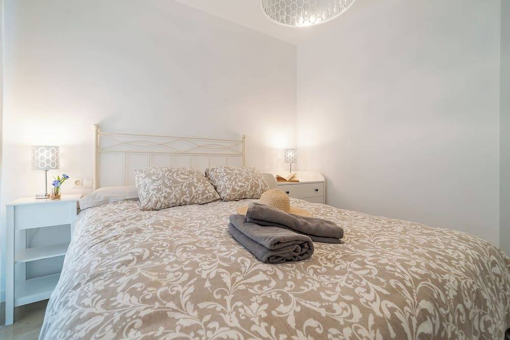 Apartamento entero, Apartamento en primera línea de playa con piscina y terraza vista mar, Málaga in Churriana, Málaga