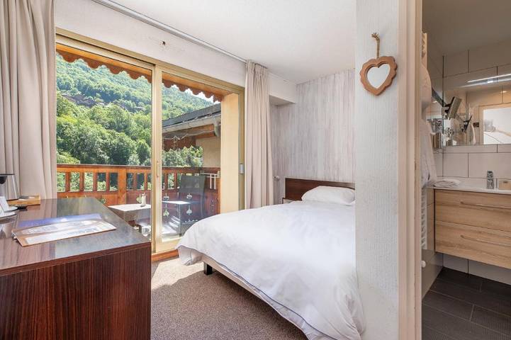 Hôtel, avec Balcon et Terrasse ainsi que Sauna et Vue